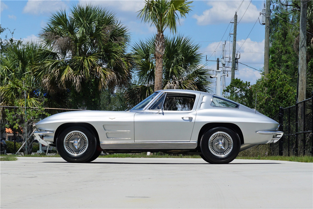 1963 CHEVROLET CORVETTE 327/340 SPLIT-WINDOW COUPE - Side Profile - 219920