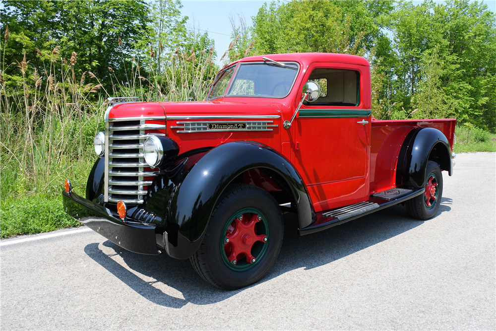 1941 DIAMOND T 201 CUSTOM PICKUP - Front 3/4 - 220048