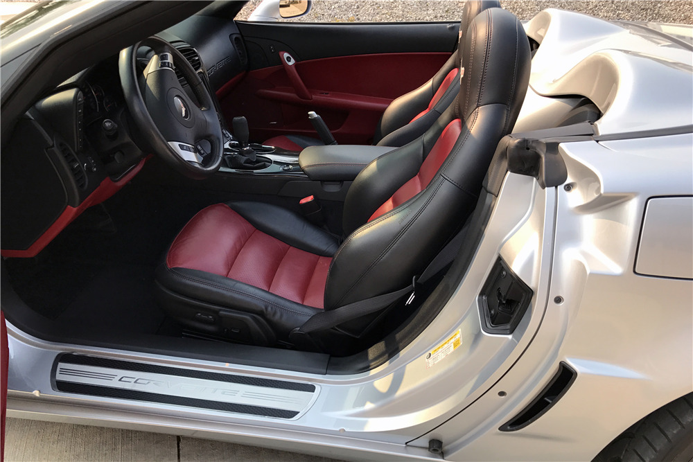 2011 CHEVROLET CORVETTE GRAND SPORT CONVERTIBLE - Interior - 220116