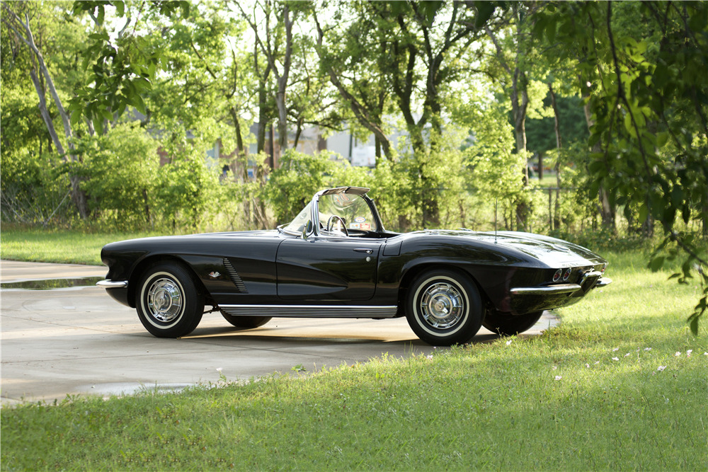 1962 CHEVROLET CORVETTE CONVERTIBLE - Rear 3/4 - 220155