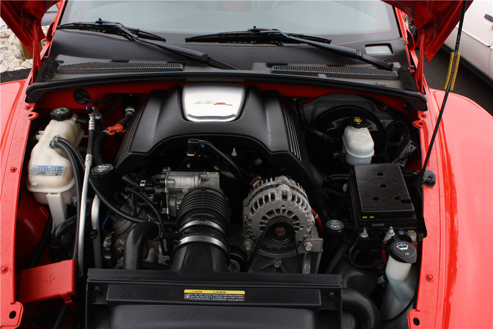 2004 CHEVROLET SSR CONVERTIBLE PICKUP - Engine - 220204