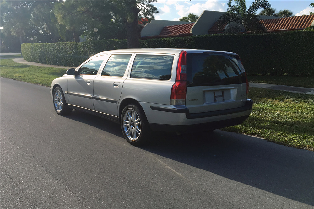 2001 VOLVO V70 SPORT WAGON - Rear 3/4 - 220207