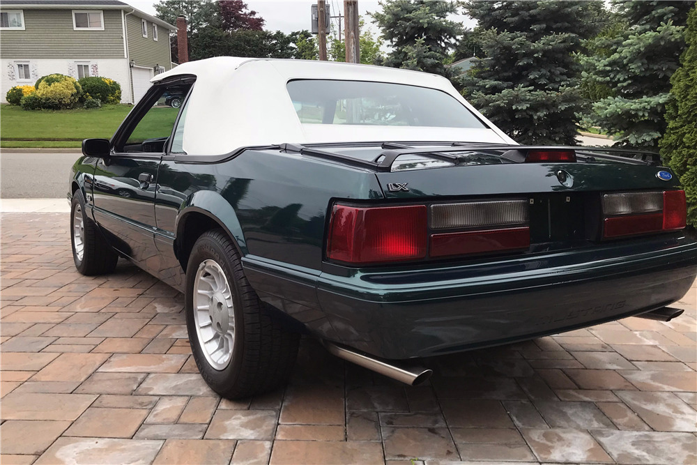 1990 FORD MUSTANG CONVERTIBLE - Rear 3/4 - 220346
