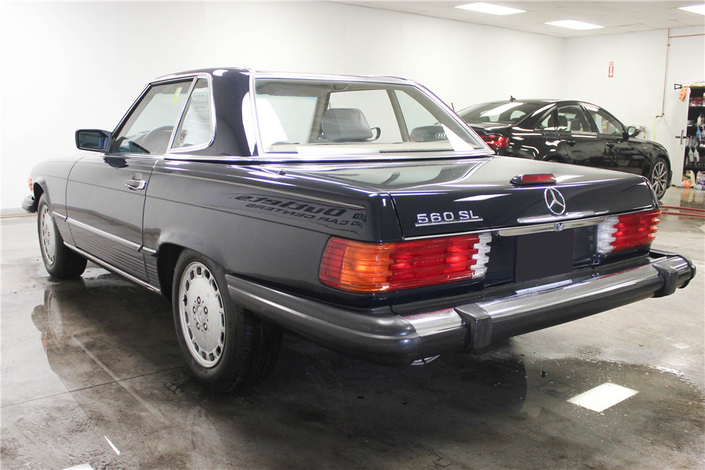 1988 MERCEDES-BENZ 560SL ROADSTER - Rear 3/4 - 221081