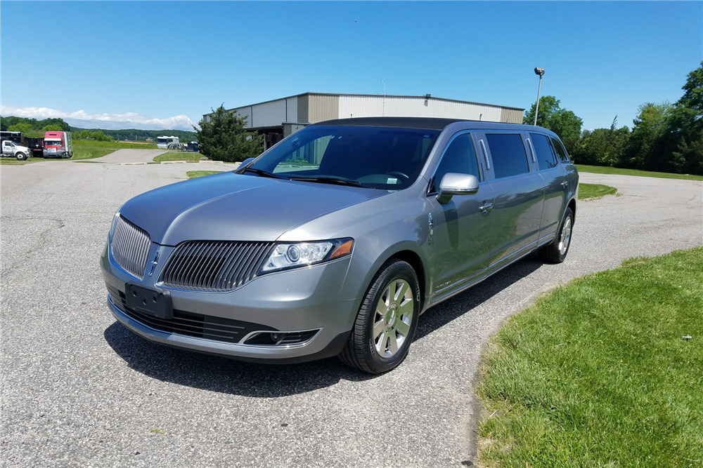 2015 LINCOLN MKT LIMOUSINE - Front 3/4 - 221087