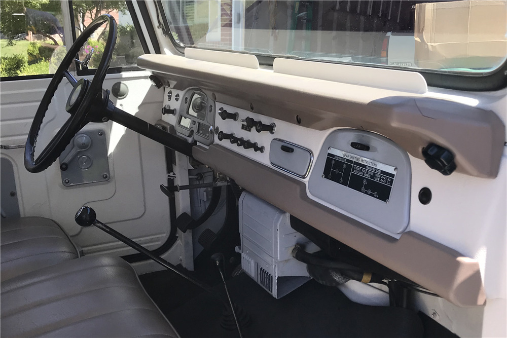 1972 TOYOTA LAND CRUISER FJ40 - Interior - 221883