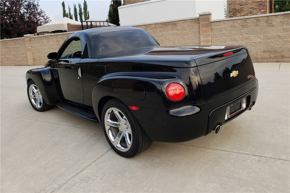 Ssr Rear End 2005 CHEVROLET SSR ROADSTER PICKUP - Rear 3/4 - 222380