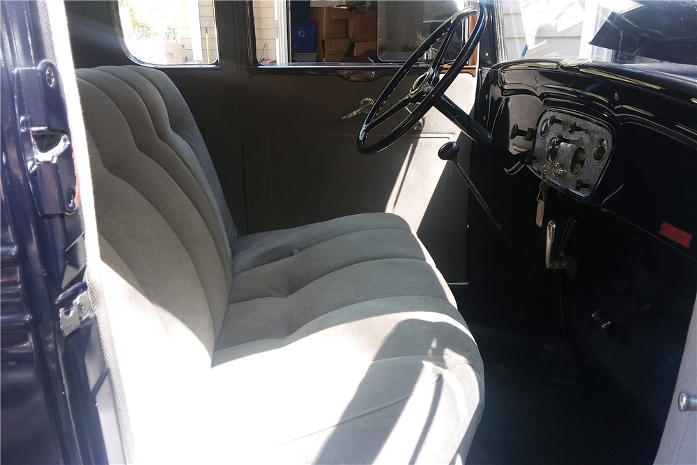 1932 CHEVROLET 5-WINDOW COUPE - Interior - 222741