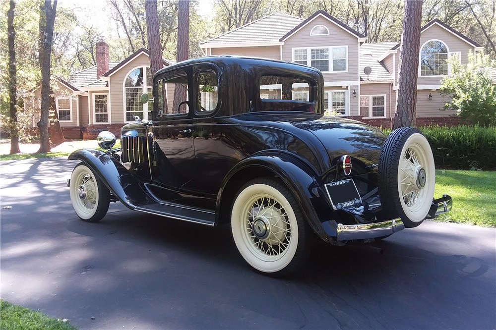 1932 CHEVROLET 5-WINDOW COUPE - Rear 3/4 - 222741
