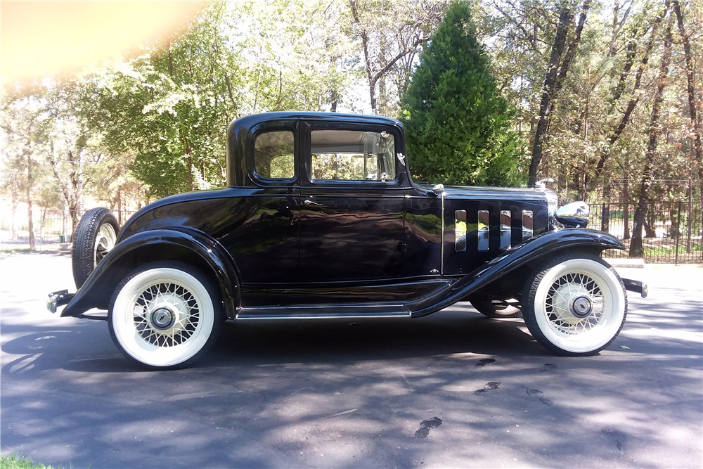 1932 CHEVROLET 5-WINDOW COUPE - Side Profile - 222741