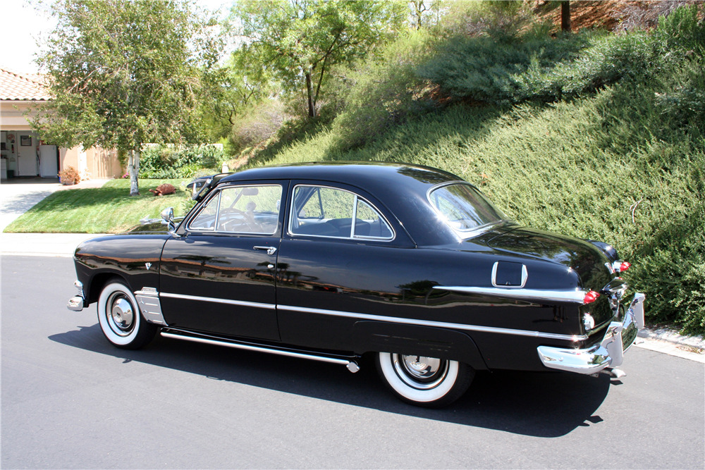 1951 FORD CUSTOM DELUXE SEDAN - Rear 3/4 - 222873