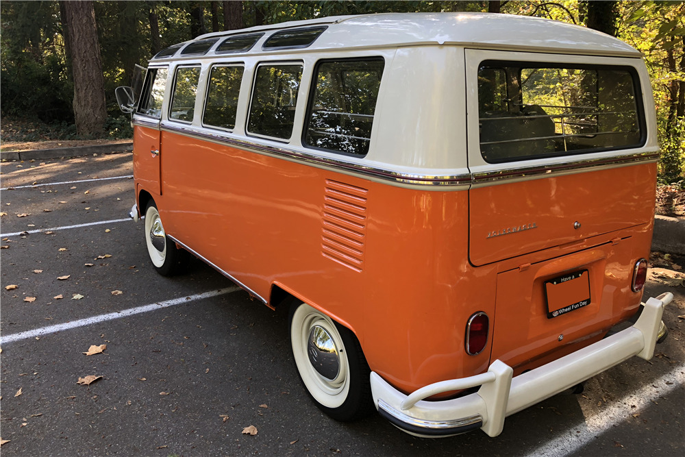 1965 VOLKSWAGEN 21-WINDOW CUSTOM MICROBUS - Rear 3/4 - 224260
