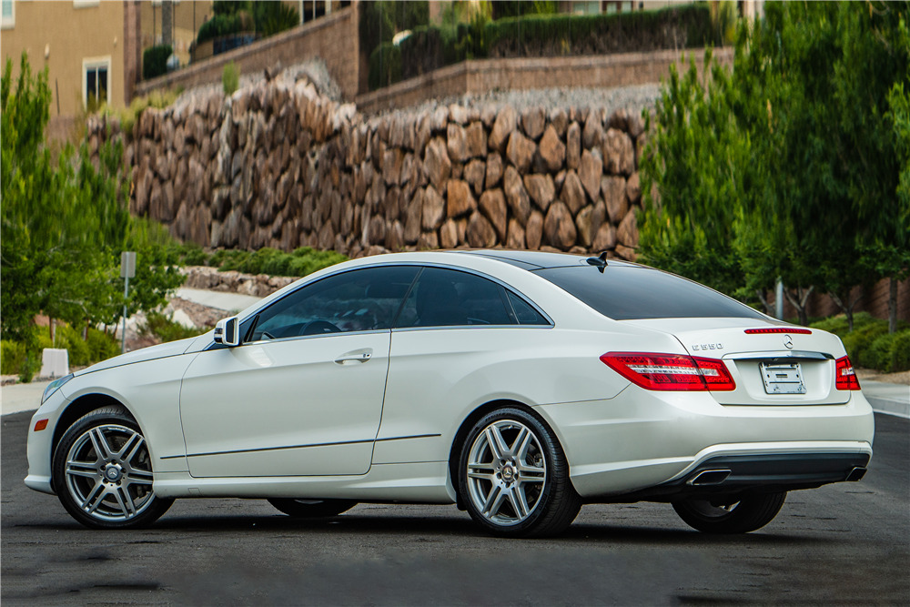 2010 MERCEDES-BENZ E550 - Rear 3/4 - 225005