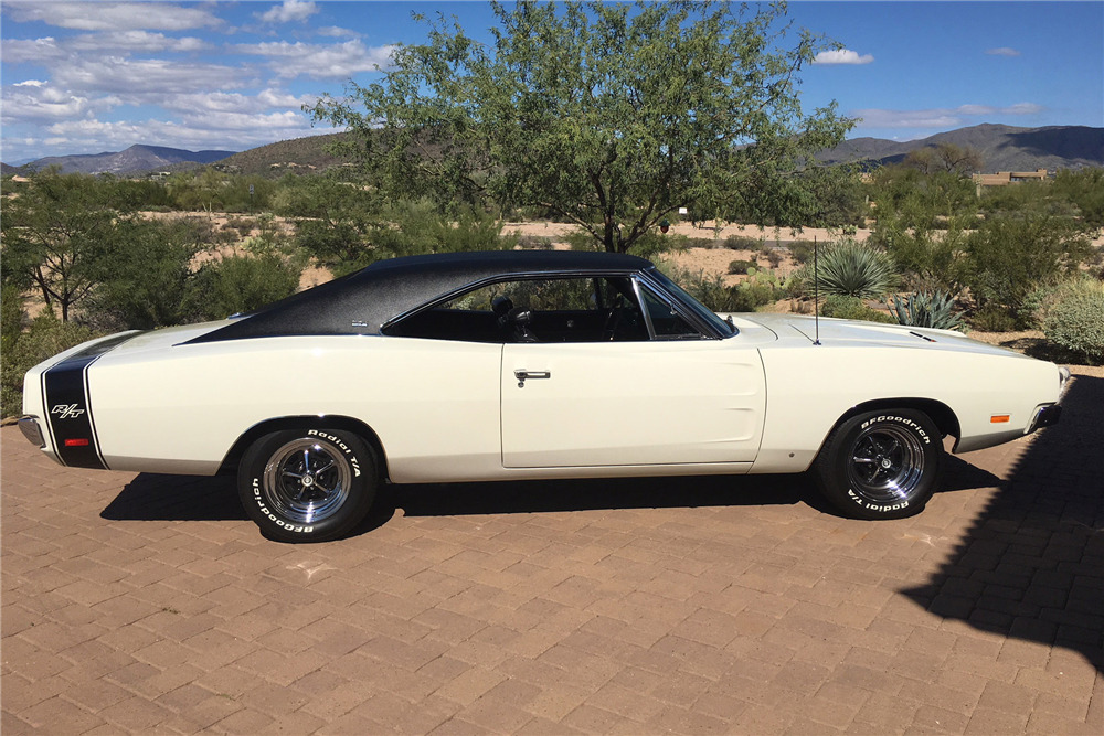 1969 DODGE CHARGER R/T SE - Side Profile - 225282