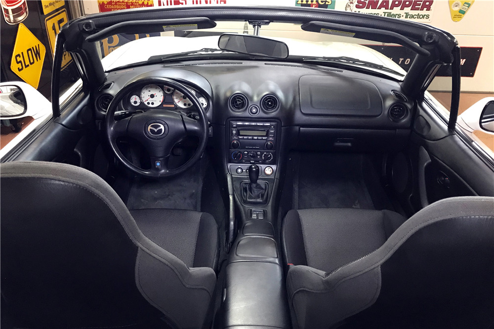 2002-mazda-miata-mx5-convertible-interior-225607
