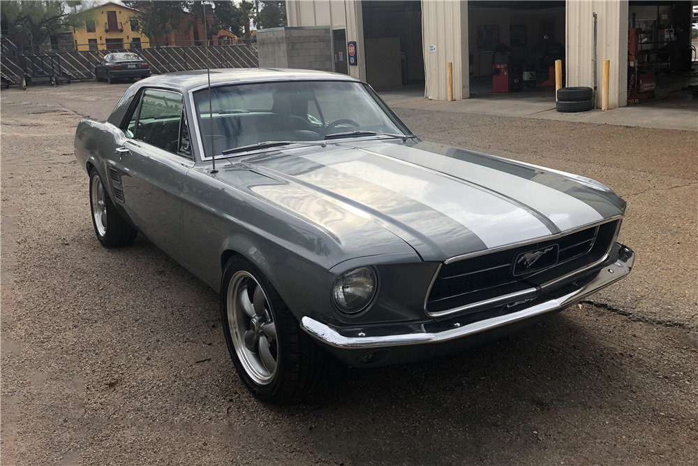 1967 FORD MUSTANG CUSTOM HARDTOP - Front 3/4 - 226178
