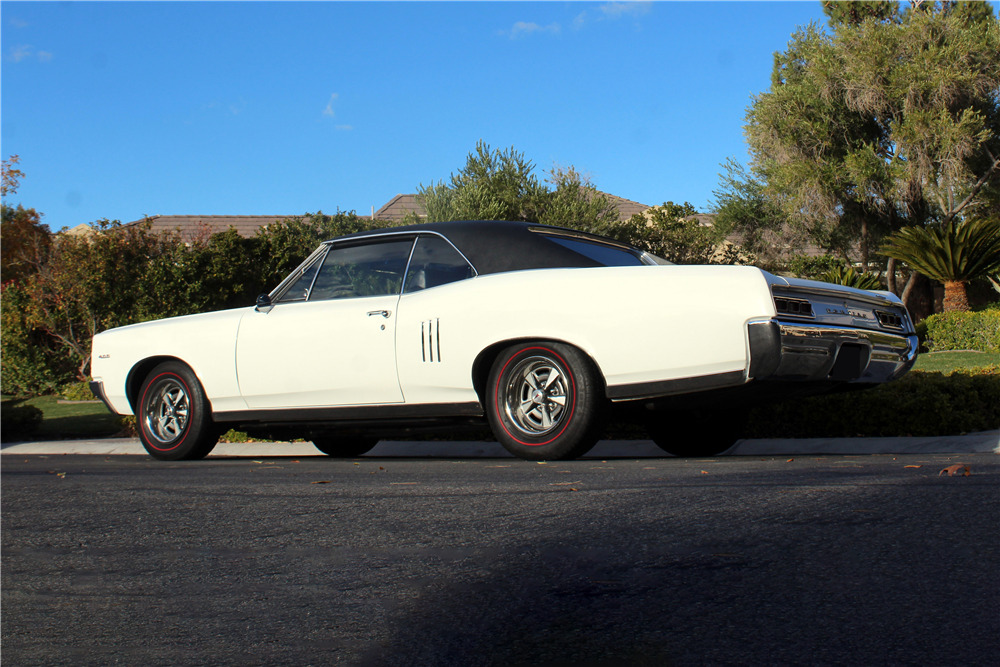 1967 PONTIAC LEMANS - Rear 3/4 - 226511