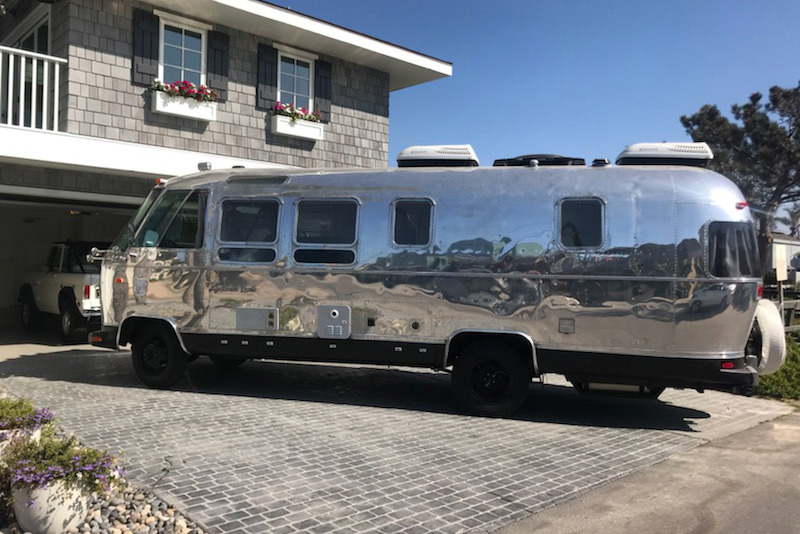 1982 AIRSTREAM EXCELLA ALUMINUM ALLOY MOTORCOACH - Rear 3/4 - 226650