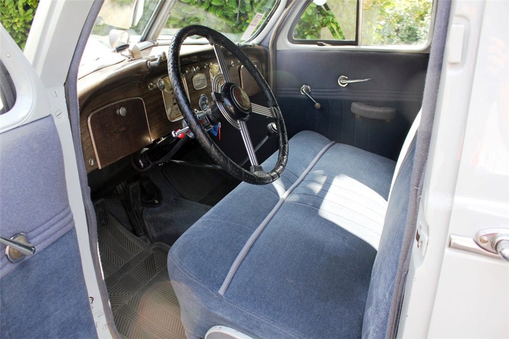 1937 CHRYSLER AIRFLOW IMPERIAL SEDAN - Interior - 227939