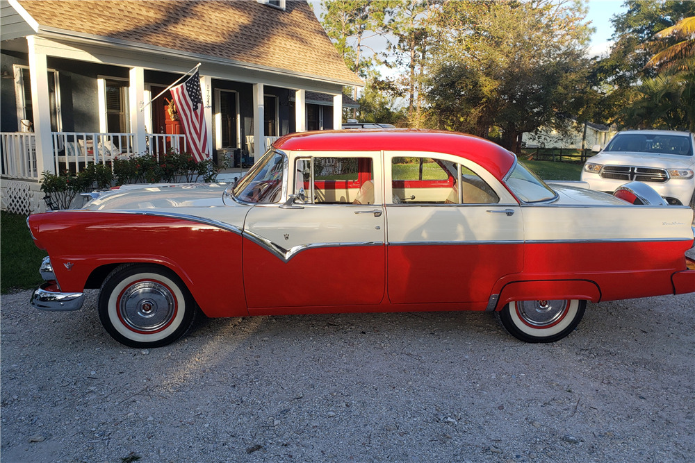 1955 FORD FAIRLANE TOWN SEDAN - Side Profile - 229976