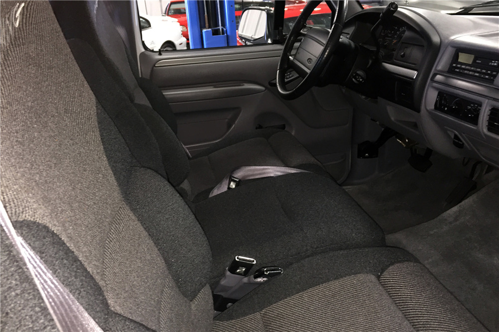 1995 FORD F-150 LIGHTNING PICKUP - Interior - 230207