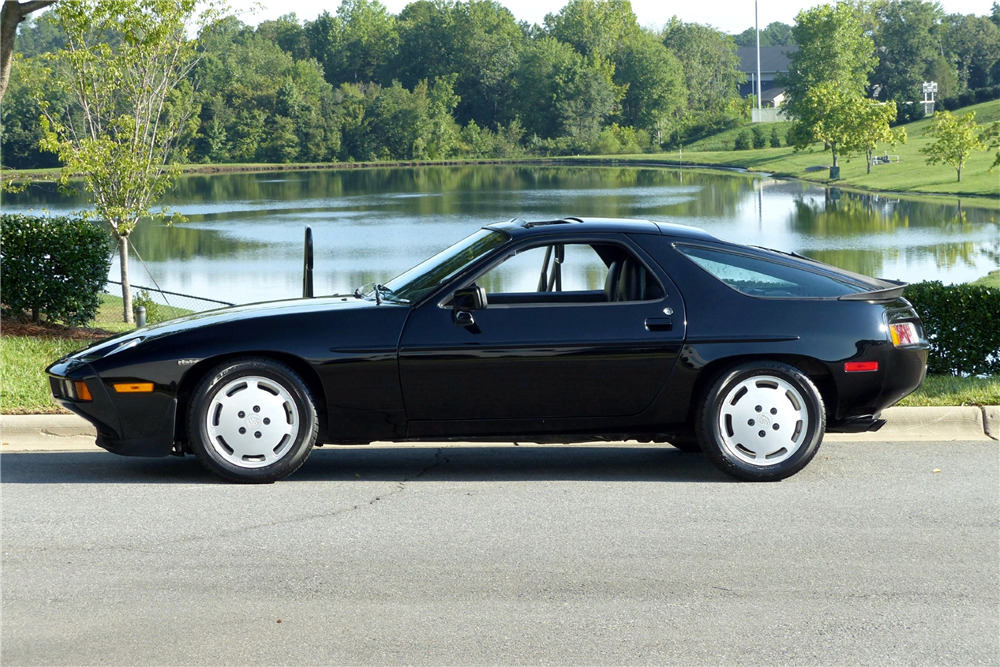 1985 PORSCHE 928S - Side Profile - 230306