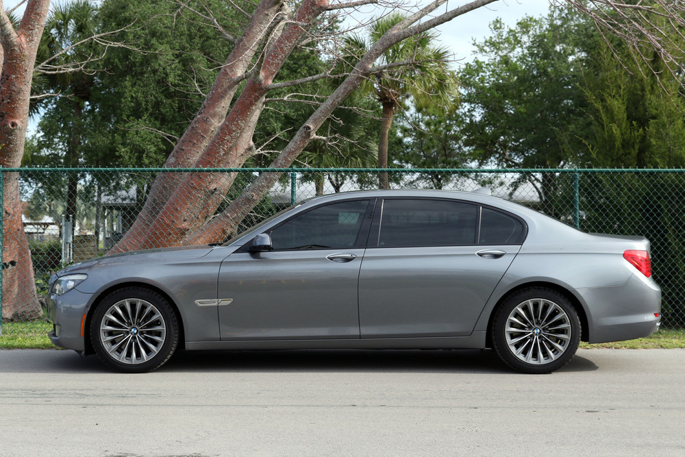 2009 BMW 750Li - Side Profile - 231120