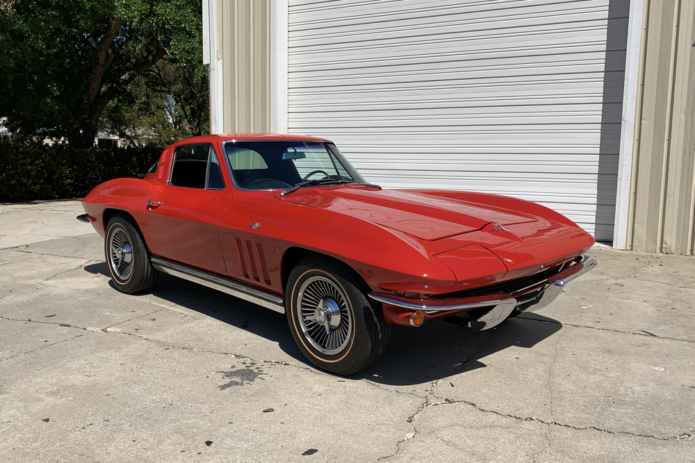 1965 CHEVROLET CORVETTE 327/300 - Front 3/4 - 231236