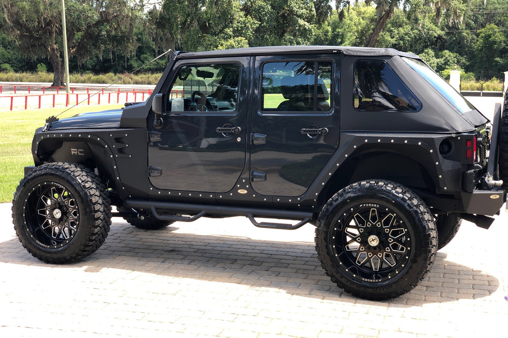 2016 JEEP WRANGLER UNLIMITED CUSTOM SUV - Side Profile - 232111