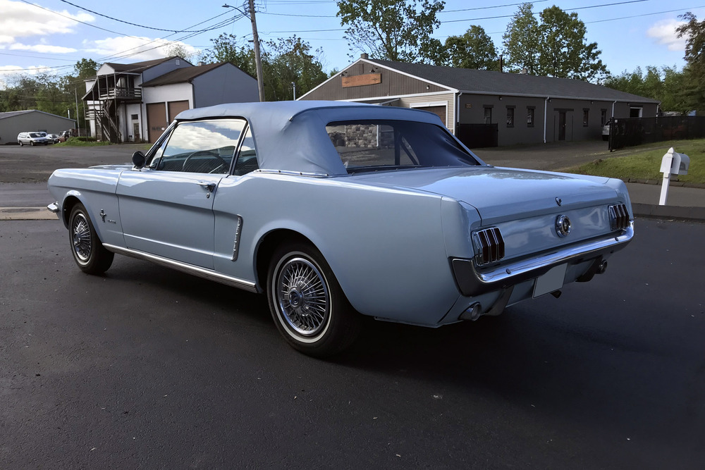 1965 FORD MUSTANG CONVERTIBLE - Rear 3/4 - 232214