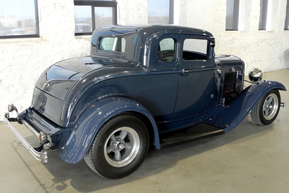 1932 FORD 5-WINDOW CUSTOM COUPE - Rear 3/4 - 232251