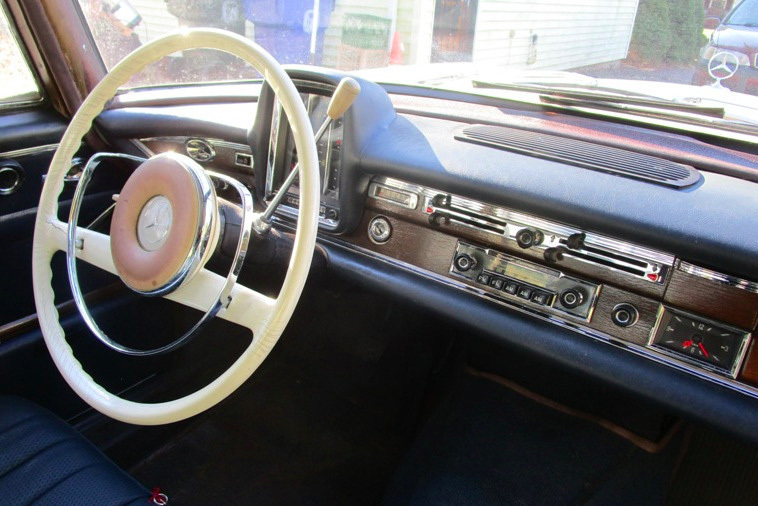 1964 MERCEDES-BENZ 220S SEDAN - Interior - 233101