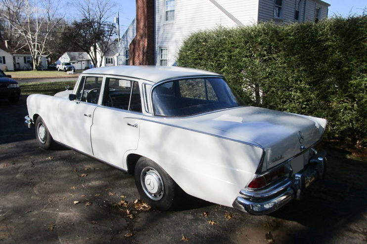 1964 MERCEDES-BENZ 220S SEDAN - Rear 3/4 - 233101
