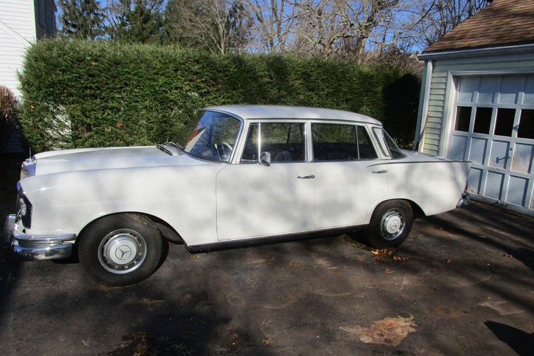 1964 MERCEDES-BENZ 220S SEDAN - Side Profile - 233101