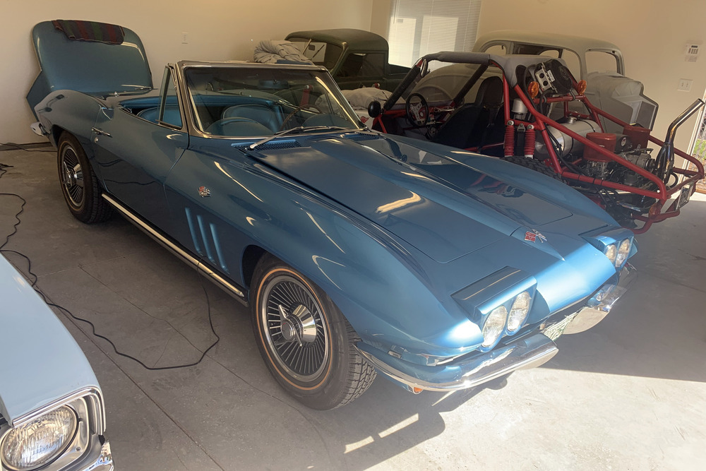 1965 CHEVROLET CORVETTE 327/300 CONVERTIBLE - Front 3/4 - 235694
