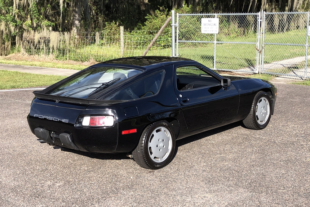 1985 PORSCHE 928S - Rear 3/4 - 237180