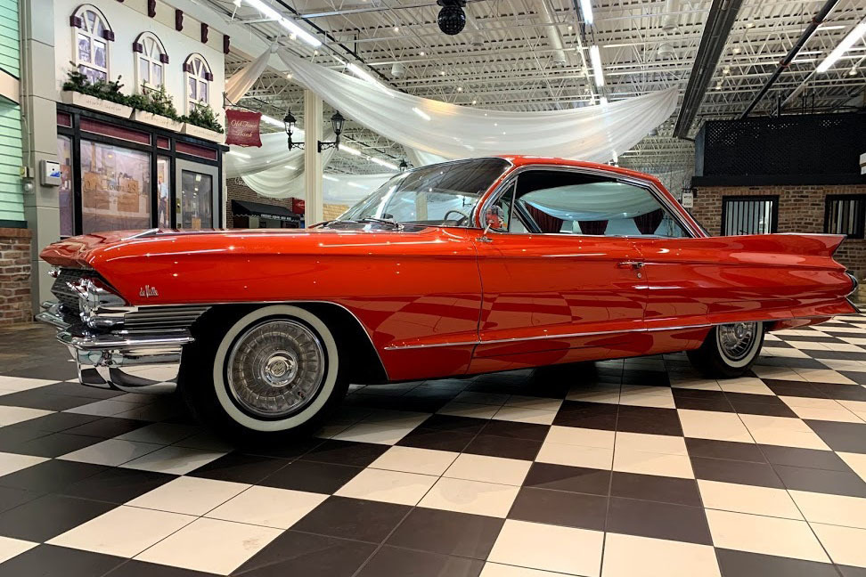 1961 CADILLAC COUPE DE VILLE - Side Profile - 237457