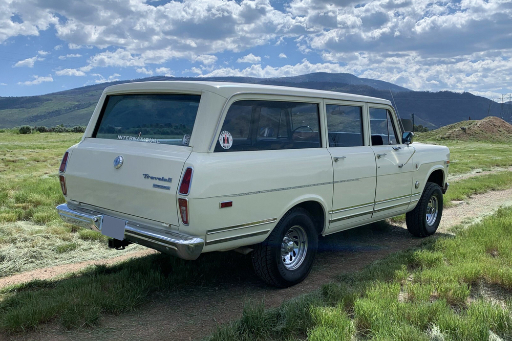 1970 INTERNATIONAL TRAVELALL - Rear 3/4 - 238135