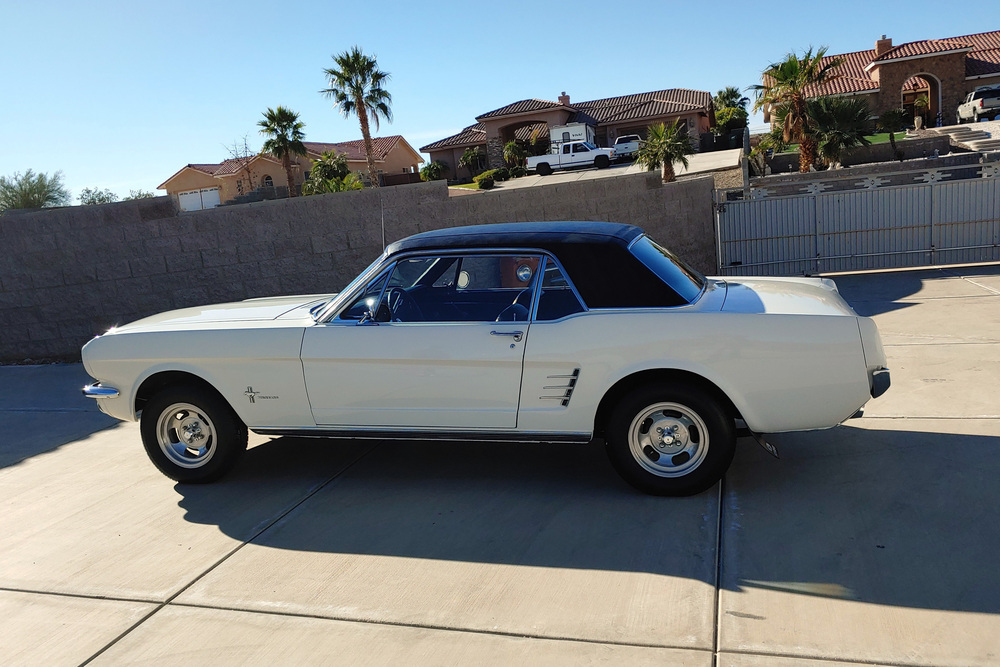 1966 FORD MUSTANG - Front 3/4 - 238232