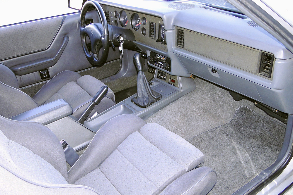 1984 FORD MUSTANG SVO - Interior - 238405