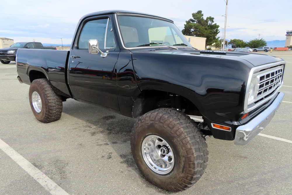 1972 DODGE POWER WAGON CUSTOM PICKUP - Front 3/4 - 238456