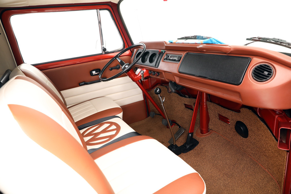 1968 VOLKSWAGEN TYPE II CUSTOM BUS - Interior - 238588