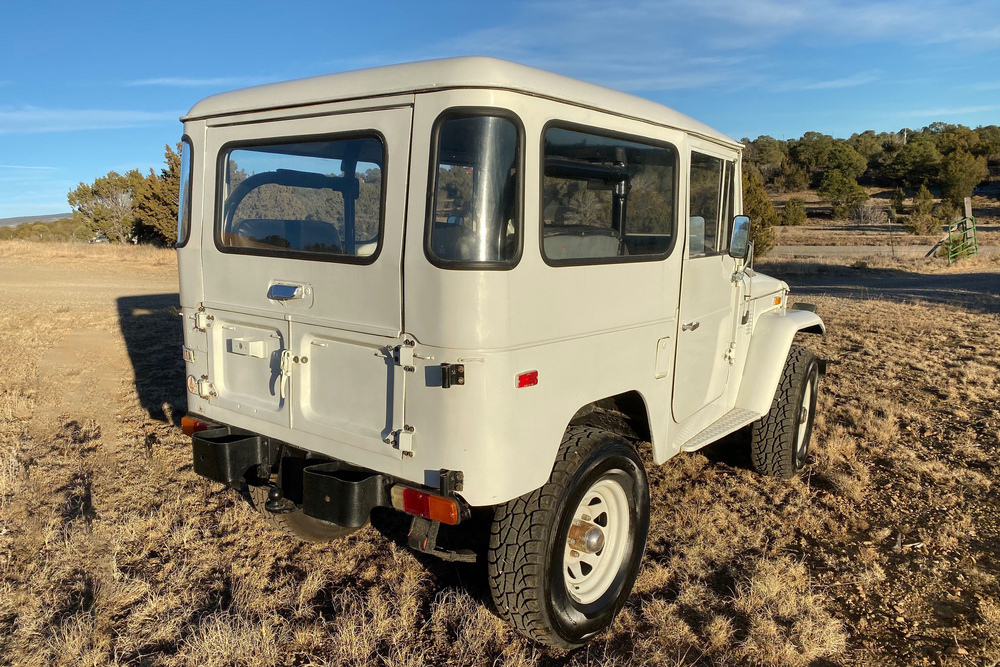 Fj70 Rear 1974 TOYOTA LAND CRUISER FJ40 - Rear 3/4 - 239063