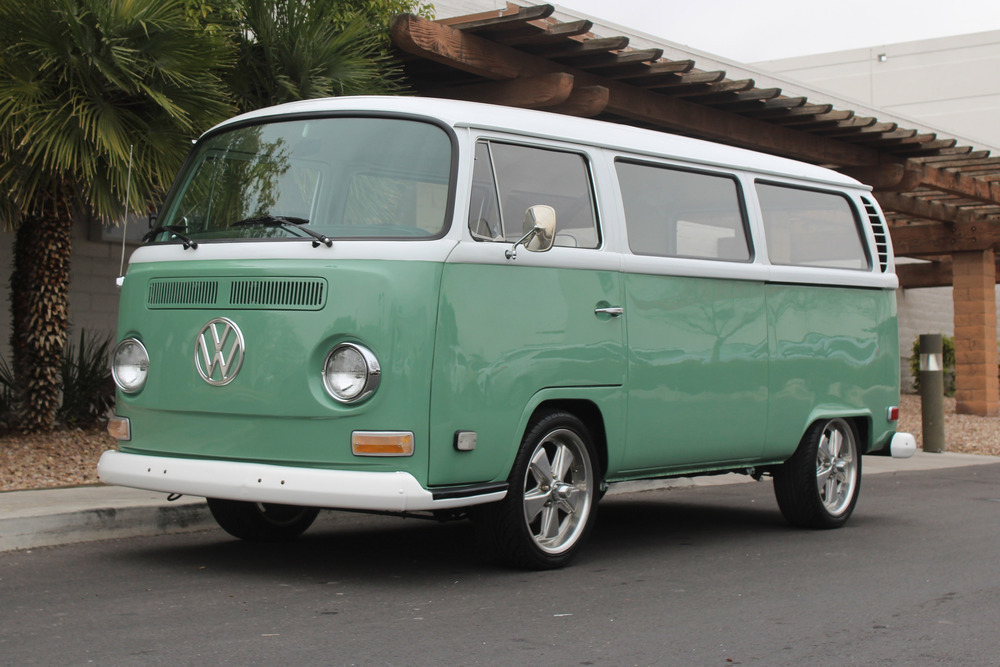 1971 VOLKSWAGEN CUSTOM BUS - Front 3/4 - 239965