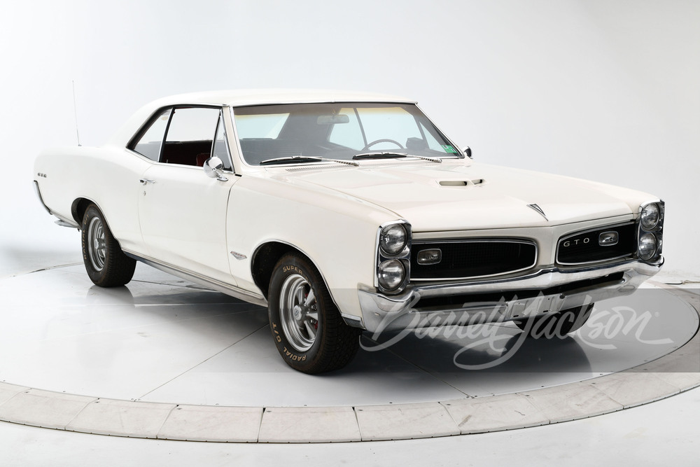 1966 PONTIAC GTO - Front 3/4 - 242939