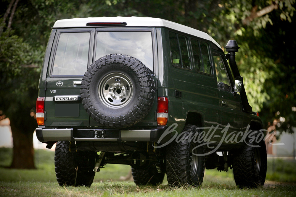 1992 TOYOTA LAND CRUISER FJ75 - Rear 3/4 - 244695