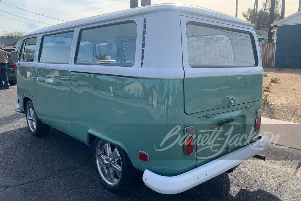 1971 VOLKSWAGEN MICROBUS - Rear 3/4 - 250633