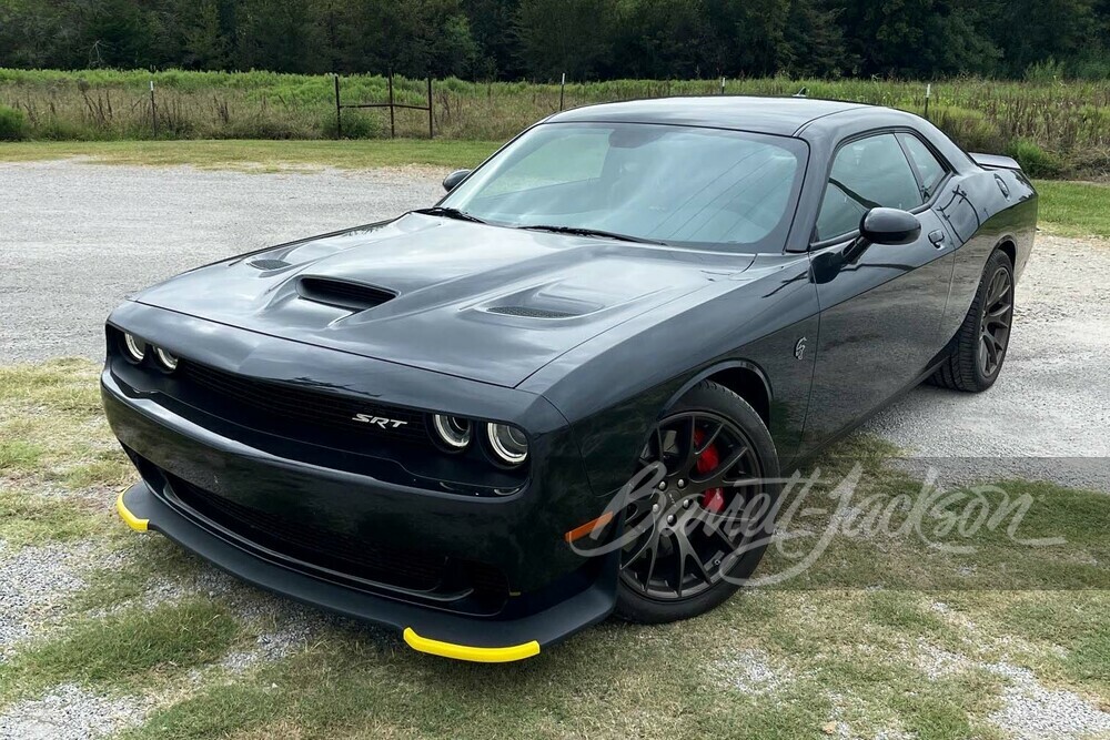 2015 DODGE CHALLENGER SRT HELLCAT - Front 3/4 - 250644