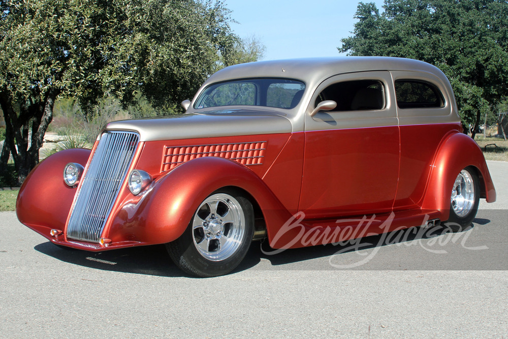 1935 FORD CUSTOM 2-DOOR SEDAN - Front 3/4 - 252407