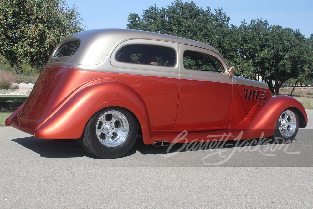 1935 FORD CUSTOM 2-DOOR SEDAN - Rear 3/4 - 252407